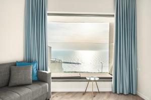 Zona d'estar a Netanya Beachfront Bliss Apartments by Sea N' Rent