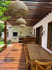 a patio with a table and chairs and a kitchen at Casa Pedra da Lua, uma casa para contemplar o agreste. in Gravatá