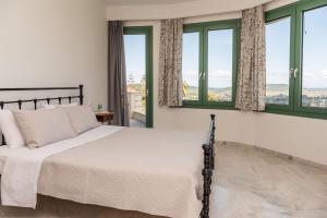 Agia MarinaにあるFagias Luxury Apartmentのベッドルーム1室(大型ベッド1台、窓付) +30枚の写真