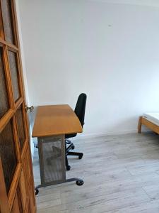 a desk and a chair in an empty room at Apartament Mieszkanie Kamień Pomorski in Kamień Pomorski +2 photos