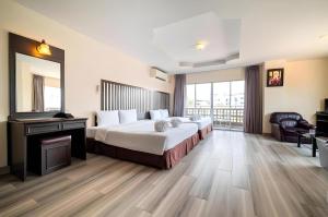 Habitación de hotel con cama y chimenea en Sunday JA Plus Hotel, en Pattaya central