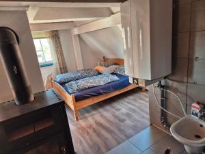 a small bedroom with a bed in a room at Haus Colmberg in Colmberg