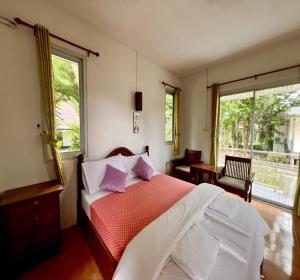 Katil atau katil-katil dalam bilik di OYO 75517 Mananchaya Resort +21 gambar