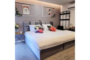 Postel nebo postele na pokoji v ubytování Capital O 75422 Million Pillows