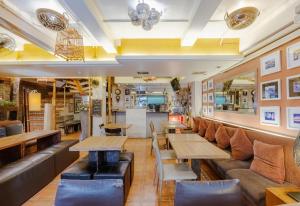 Khu vực ghế ngồi tại Collection O Diamond House Khaosan
