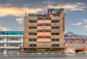 a tall building with a mural on the side of it at Collection O Diamond House Khaosan in Bangkok