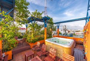 a hot tub on the deck of a cruise ship at Collection O Diamond House Khaosan in Bangkok