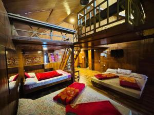 En eller flere senge i et værelse på The Kodai Heaven