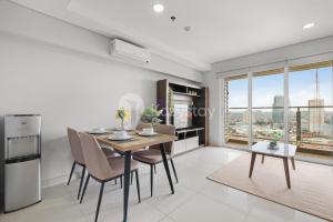 a dining room with a table and chairs at Magnolia ApartHotel by Kozystay - Kebon Jeruk in Jakarta