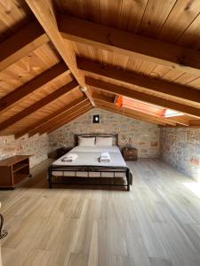 Postel nebo postele na pokoji v ubytování Koukouri Suites