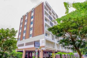 バンコクにあるCapital O 411 Grandview Condo 15のオレンジ・ホワイトの建物