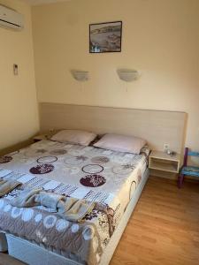 Ένα ή περισσότερα κρεβάτια σε δωμάτιο στο Harmony Hills Tomovi Apartment B21