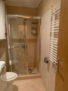 Ένα μπάνιο στο Harmony Hills Tomovi Apartment B21