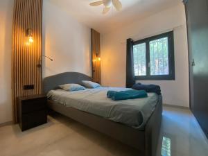 Un dormitorio con una cama con almohadas azules. en Las fuentes, en Alcossebre 21 fotos más