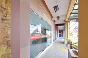 um edifício com uma grande janela do lado em Hotel O Destiny Riverside Hotel em Kota Bharu