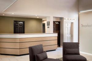 un parrucchiere con due sedie e uno specchio di Residence Inn Pleasant Hill Concord a Pleasant Hill Altre 26 foto