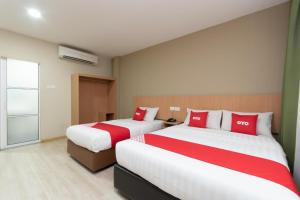 Letto o letti in una camera di Capital O 89344 Labuan Avenue Hotel