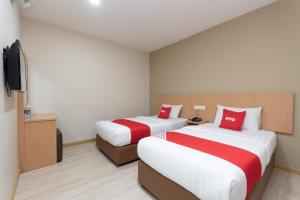 Letto o letti in una camera di Capital O 89344 Labuan Avenue Hotel