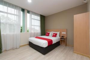 Letto o letti in una camera di Capital O 89344 Labuan Avenue Hotel