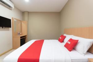 Letto o letti in una camera di Capital O 89344 Labuan Avenue Hotel