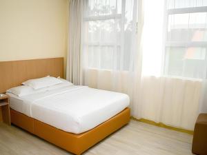 Letto o letti in una camera di Capital O 89344 Labuan Avenue Hotel