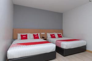 Letto o letti in una camera di Capital O 89344 Labuan Avenue Hotel