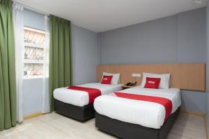 Letto o letti in una camera di Capital O 89344 Labuan Avenue Hotel