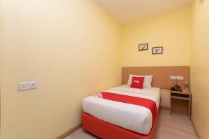 Letto o letti in una camera di Capital O 89344 Labuan Avenue Hotel