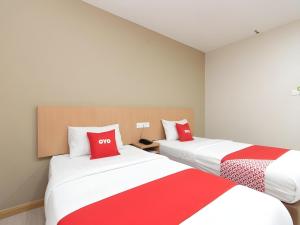 Letto o letti in una camera di Capital O 89344 Labuan Avenue Hotel