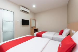 Letto o letti in una camera di Capital O 89344 Labuan Avenue Hotel
