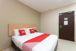Letto o letti in una camera di Capital O 89344 Labuan Avenue Hotel