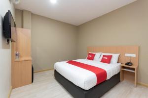 Letto o letti in una camera di Capital O 89344 Labuan Avenue Hotel
