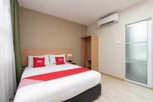 Letto o letti in una camera di Capital O 89344 Labuan Avenue Hotel