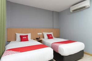 Letto o letti in una camera di Capital O 89344 Labuan Avenue Hotel