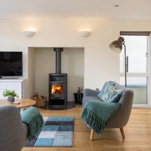 Χώρος καθιστικού στο Harrier Lodge - Lake house