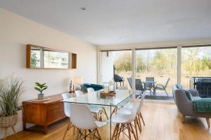 Χώρος καθιστικού στο Harrier Lodge - Lake house