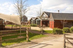 Το κτήριο όπου στεγάζεται  η παραθεριστική κατοικία +18 φωτογραφίες