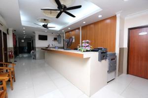 a lobby with a bar with a ceiling fan at Hotel O Ayuni Hotel in Bangi