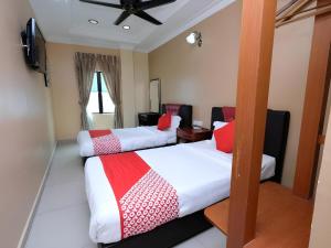 a hotel room with two beds and a flat screen tv at Hotel O Ayuni Hotel in Bangi +33 photos