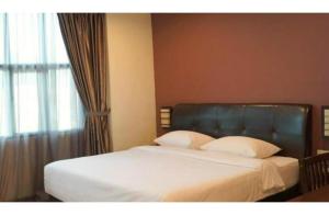 Ένα ή περισσότερα κρεβάτια σε δωμάτιο στο Capital O Rail Hotel