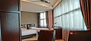 Ένα ή περισσότερα κρεβάτια σε δωμάτιο στο Capital O Rail Hotel