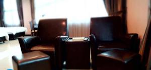 Χώρος καθιστικού στο Capital O Rail Hotel