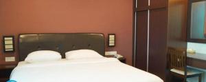 Ένα ή περισσότερα κρεβάτια σε δωμάτιο στο Capital O Rail Hotel