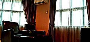 Χώρος καθιστικού στο Capital O Rail Hotel