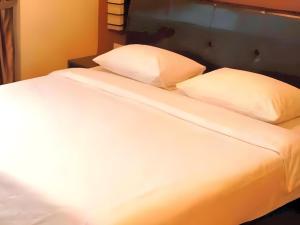 Ένα ή περισσότερα κρεβάτια σε δωμάτιο στο Capital O Rail Hotel