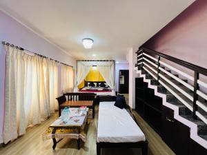 Postel nebo postele na pokoji v ubytování Chennai Grand Residency