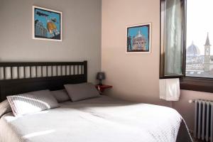 een slaapkamer met een bed en een raam bij Hotel Panorama in Florence