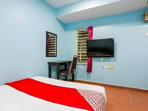 TV a/nebo společenská místnost v ubytování OYO 44094 Bangi Lanai Hotel