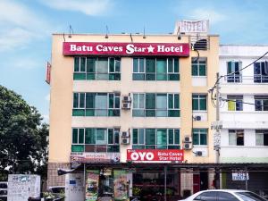 a building with a sign that reads bath caves star hotel at OYO 1055 Batu Caves Star Hotel in Batu Caves