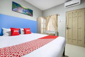 Hotel O Prambanan Near Prambanan Temple tesisinde bir odada yatak veya yataklar